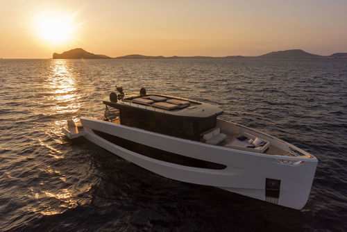 Круизная моторная яхта - V8 - Evo Yachts - хардтоп / POD IPS / 4 каюты