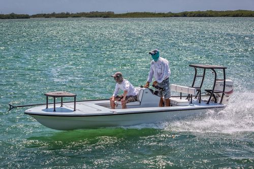 Плоскодонная лодка c подвесным мотором - Elite - Beavertail Skiffs - с центральной консолью / открытая / для спортивной рыбалки