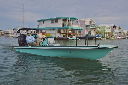 Плоскодонная лодка c подвесным мотором - Air - Beavertail Skiffs - с центральной консолью / открытая / для спортивной рыбалки
