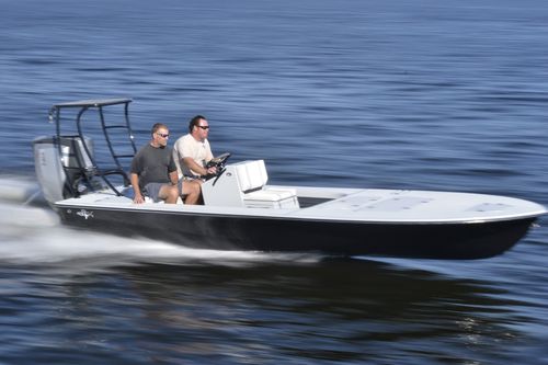 Плоскодонная лодка c подвесным мотором - Lightning - Beavertail Skiffs - с центральной консолью / открытая / для спортивной рыбалки