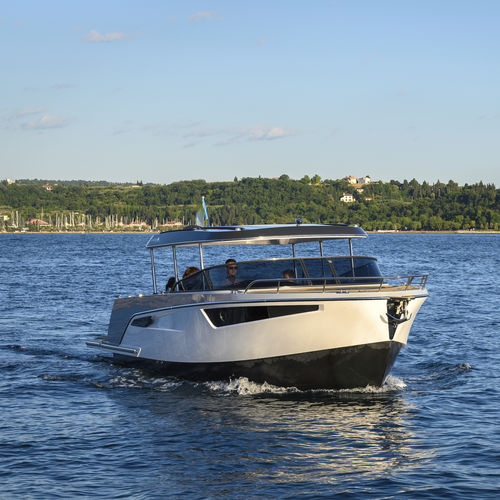 Открытый катер с внутренним мотором - 28  - ALFASTREET YACHTS - корпус глиссирующего типа / с боковой консолью / хардтоп