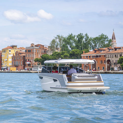 Прогулочный катер с каютой с внутренним мотором - 23 EVO  - ALFASTREET YACHTS - электрический / корпус водоизмещающего типа / хардтоп
