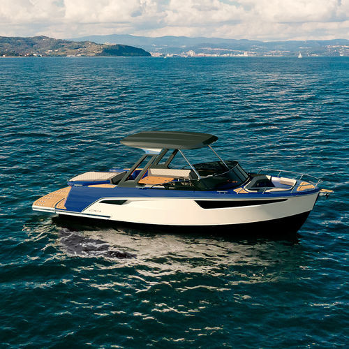 Прогулочный катер с каютой с внутренним мотором - 28  - ALFASTREET YACHTS - электрический / двухмоторный / корпус водоизмещающего типа