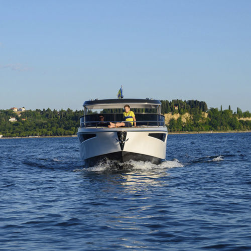 Моторная лодка с каютой с внутренним мотором - 28  - ALFASTREET YACHTS - дизельная / горючее / двухмоторная