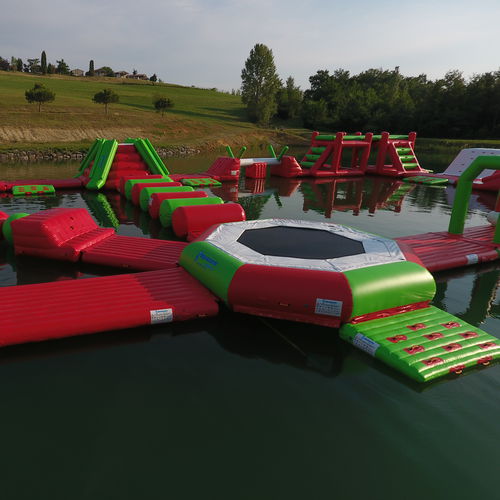 Оборудование для игр на воде батут - AQUAZONE parc aquatique - для базы отдыха / надувное / плавучее