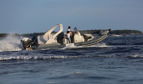 Надувная лодка c подвесным мотором - W7 - Wimbi Boats Ltd - полужесткая / с центральной консолью / открытая