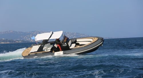 Надувная лодка с внутренним мотором - W9i - Wimbi Boats Ltd - полужесткая / с центральной консолью / макс. 18 человек