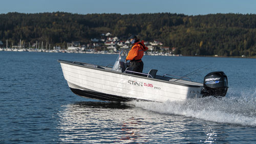 Открытый катер c подвесным мотором - 535 PRO - Sting Boats Europe - с боковой консолью / для спортивной рыбалки / макс. 8 человек