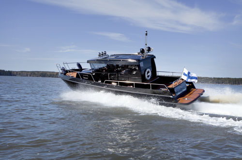 Быстроходный катер с внутренним мотором - BY30 - Brizo Yachts - двухмоторный / с рулевой рубкой / с кабиной