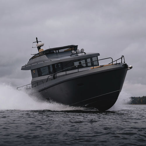 Быстроходный катер с внутренним мотором - BY50 FLY - Brizo Yachts - двухмоторный / с флайбриджем / POD IPS