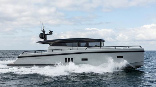 Круизная моторная яхта - BY60S - Brizo Yachts - оффшорная / с рулевой рубкой / POD IPS