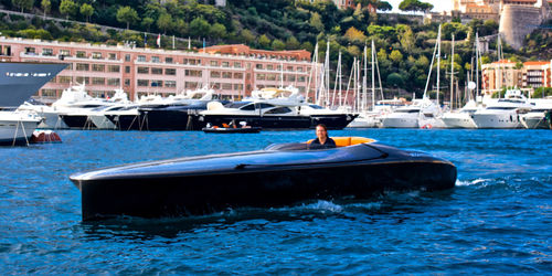 Небольшой катер с внутренним мотором - SPEEDBOAT - SOEL YACHTS B.V. - электрический / из карбона / запасная силовая установка